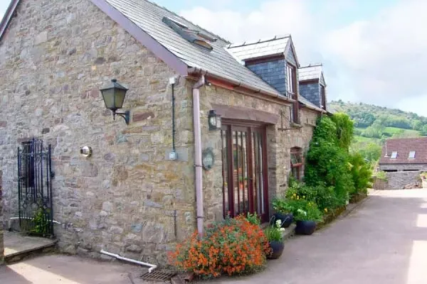 Caecrwn Pet-Friendly Holiday Cottage, South Wales  2