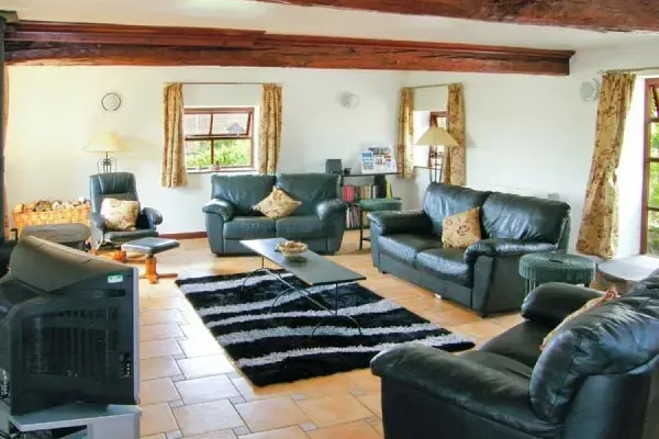 Caecrwn Pet-Friendly Holiday Cottage, South Wales  1