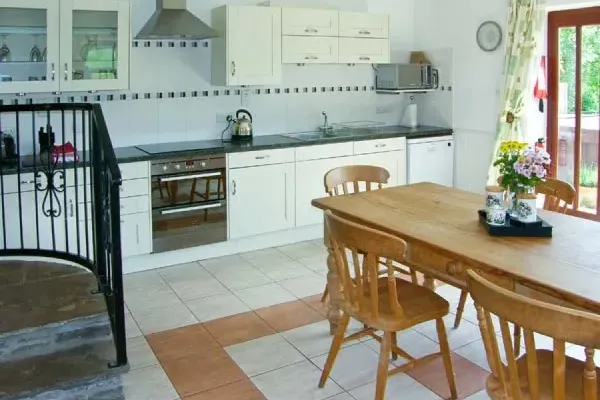 Caecrwn Pet-Friendly Holiday Cottage, South Wales  4