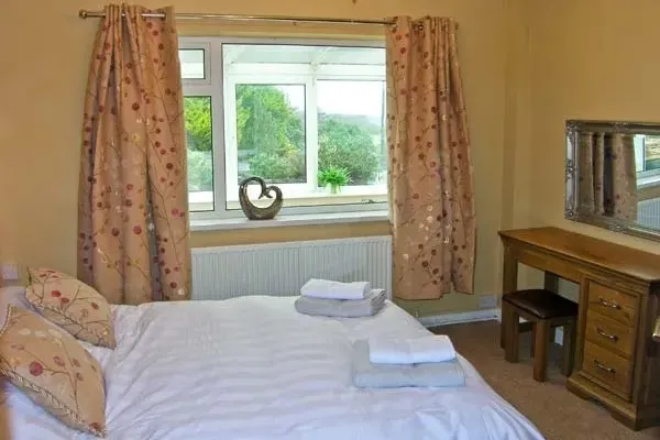 Seaview Dog-Friendly Cottage 5