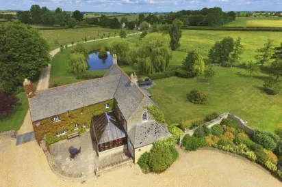 The Cotswold Luxury Manor Hall with Hot Tub & Games Barn