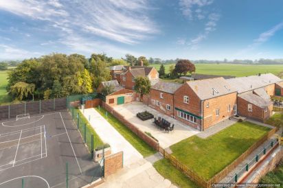 James Parlour - 5 Star with Swimming Pool & Sports Area