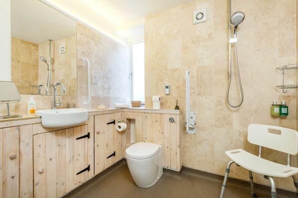 Cossington Park Cottage wheelchair-accessible bathroom