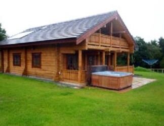 Holiday homes with a hot tub