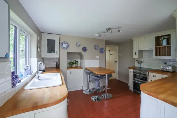 Shaker style kitchen with breakfast bar