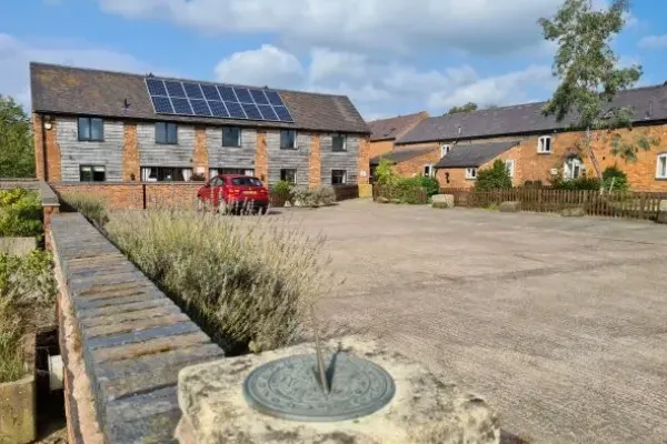 Buttercups Haybarn - 5 Star With Swimming Pool, Sports Area 17