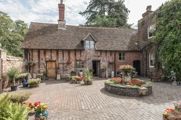 Courtyard Countryside Cottage, Meeson, Heart Of England  1