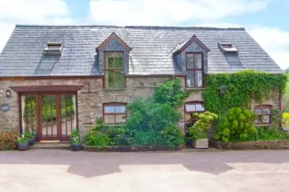 Caecrwn Pet-Friendly Holiday Cottage, South Wales 