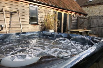 Stylish 3 Bedroom Barn with Hot Tub