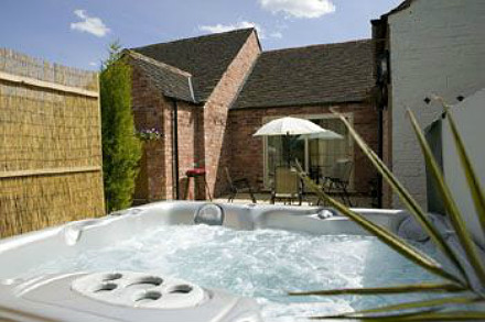 Hot tub cottage in England